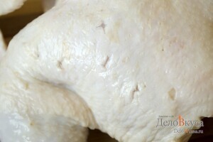 Курица в духовке: Сделать надрезы