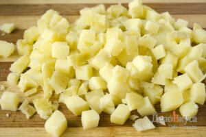 Порезать вареную картошку