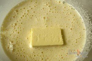 Торт медовик: Взбить яйца с сахаром