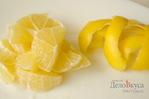 Пирог с лимоном: Разрезать лимон