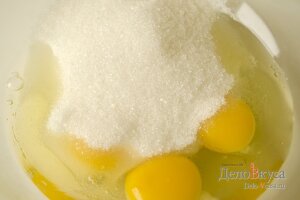 Лимонный пирог: Яйца взбить с сахаром