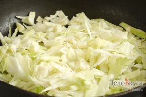 Тушеная капуста с черносливом: Кладем капусту в сковородку