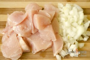 Котлеты на пару из курицы: Порезать мясо и лук