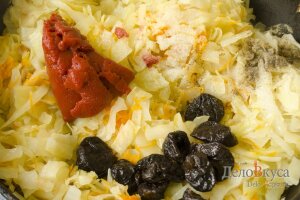 Тушеная капуста с черносливом: Добавить томатную пасту и чернослив