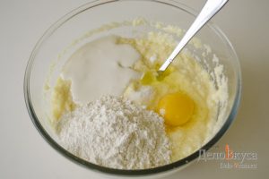 Драники из картошки: Добавить яйца и сметану