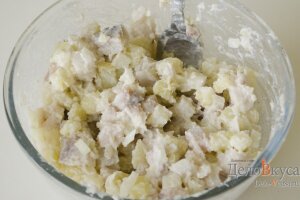 Салат под шубой: Перемешать селедку, картошку и лук