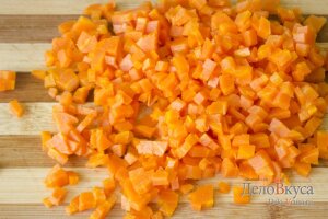 Салат под шубой: Порезать морковку