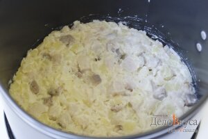 Салат под шубой: Выкладываем слой селедки с картошкой и луком