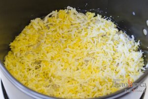 Салат под шубой: Потереть вареное яйцо
