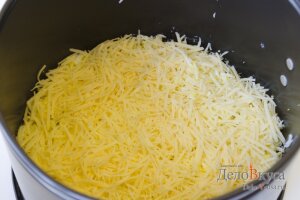 Салат под шубой: Трем на терке твердый сыр