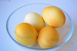 Красим пасхальные яйца в желтый цвет куркумой