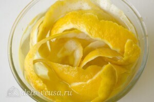 Цукаты из лимонных корок: фото к шагу 3.