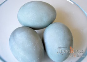 Красим яйца на Пасху в серо-голубой цвет