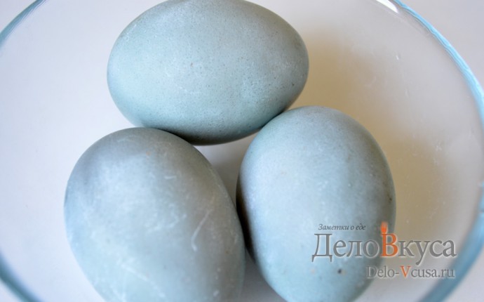 Красим пасхальные яйца в серо-голубой цвет в соке краснокочанной капусты