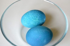 Красим яйца на Пасху в синий цвет а краснокочанной капусте