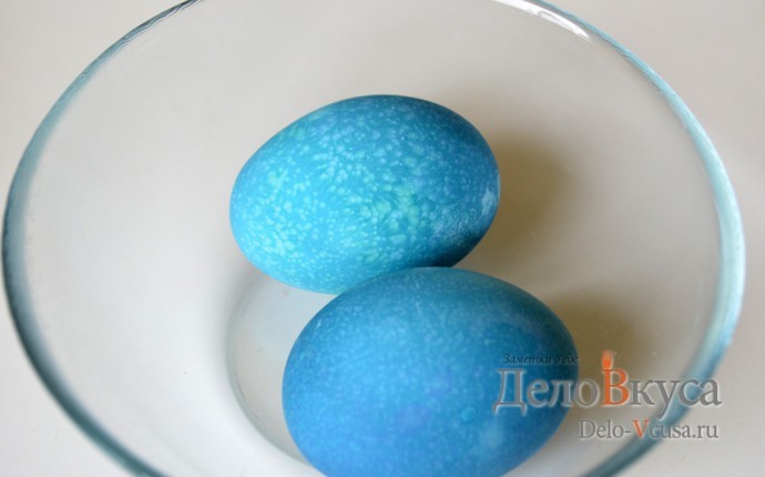 Красим пасхальные яйца в синий цвет в соке краснокочанной капусты