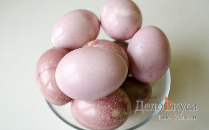 Красим пасхальные яйца в розовый цвет соком свеклы
