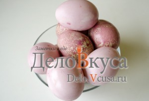 Красим пасхальные яйца в розовый цвет соком свеклы: фото к шагу 6.
