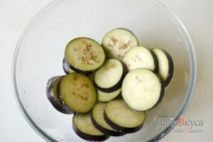 Жареные баклажаны с чесночным соусом: фото к шагу 2.