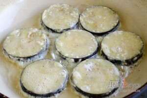 Жареные баклажаны с чесночным соусом: фото к шагу 6.