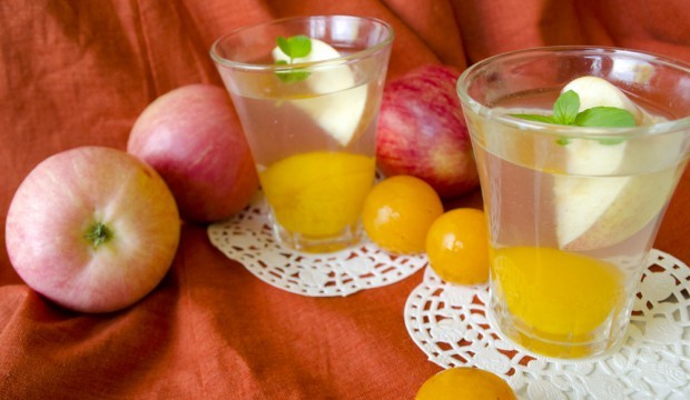 Компот из яблок и алычи