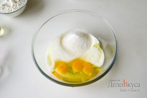 Оладьи на кефире: Яйца, сахар, соль и часть кефира смешать