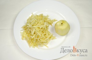 Оладьи с яблоками: Яблоки очистить и натереть на крупной терке