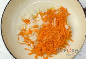 Суп с фрикадельками: Кладем овощи на разогретую сковородку с растительным маслом