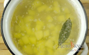 Суп с фрикадельками: Кладем картошку в бульон