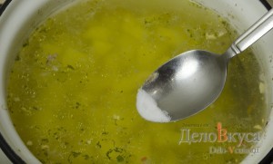 Суп с фрикадельками: Добавляем в суп соль и перец
