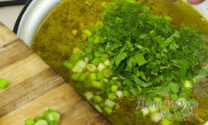 Суп с фрикадельками: Добавляем зелень в суп