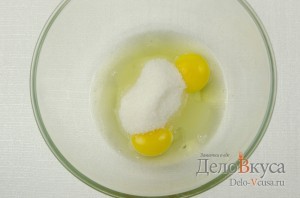 Творожная запеканка с манкой и изюмом: Взбить яйца и сахар