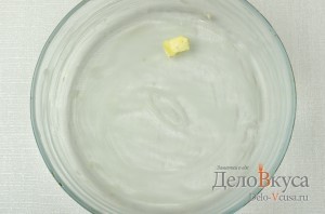 Творожная запеканка с манкой и изюмом: Смазать форму маслом