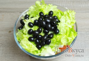 Греческий салат классический: Салат порвать руками и добавить маслины