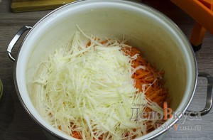 Капуста квашеная: Переложить капусту и морковку в большую кастрюлю
