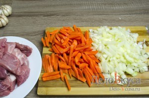 Плов в мультиварке: Морковь и лук порезать
