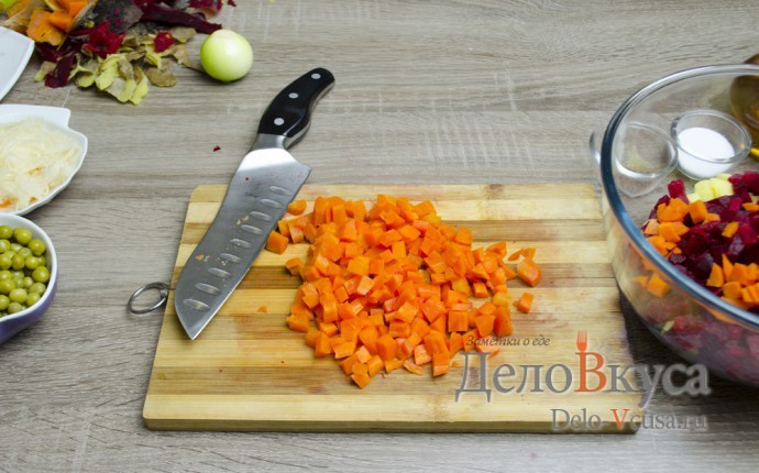 Классический винегрет: Отвариваем морковь и нарезаем кубиками