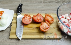Салат с крабовыми палочками: Почистить томаты