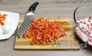 Салат с крабовыми палочками: Порезать помидоры