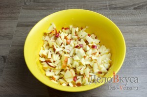 Штрудель с яблоками: Заправить яблоки лимонным соком