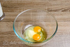 Блины на кефире: Смешать яйца, соль и сахар