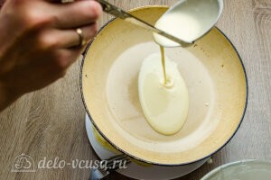 Блины на кефире: Наливаем тесто на разогретую сковородку