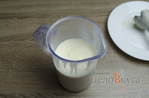 Молочный коктейль с бананом: Добавить оставшееся молоко и снова все перемешать блендером