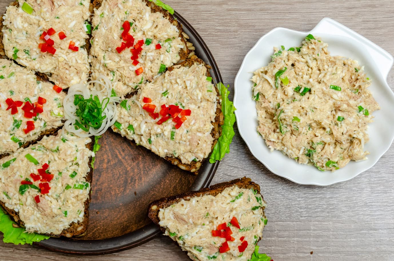 Бутерброды с тунцом, яйцом и зеленым луком