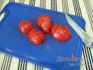 Икра из баклажанов: Измельчить помидоры