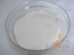 Запеканка из тыквы с творогом: Вмешиваем яйца в тесто