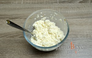 Котлеты из фарша с манкой без яиц: Размять хлеб с молоком