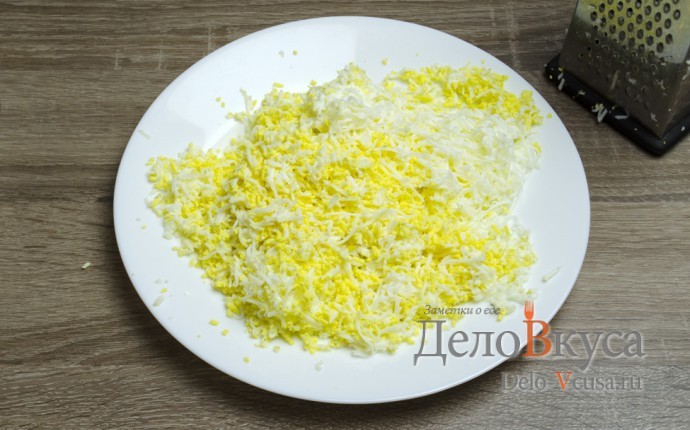 Салат с корейской морковкой, твердым сыром и яйцами: Яйца натереть на мелкой терке Салат с корейской морковкой, твердым сыром и яйцами: Яйца натереть на мелкой терке