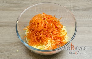 Салат с корейской морковкой, твердым сыром и яйцами: Добавляем морковку по-корейски