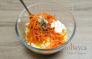 Салат с корейской морковкой, твердым сыром и яйцами: Добавляем соль и специи